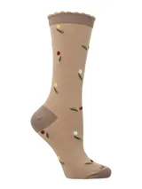 Calcetines color beige con estampado floral en tonos rojo, amarillo y verde. El talón y la puntera son de color marrón. El borde superior es marrón con un diseño ondulado.