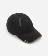 Gorra de sarga de algodón color negro con efecto desgastado y deshilachado en el borde de la visera y en la corona. Presenta dos argollas metálicas plateadas colgando del lateral de la visera.