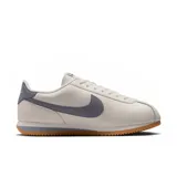 Championes Nike Cortez Leather color crema con detalles en gris y suela color caramelo.