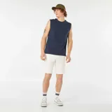 Bermudas deportivas blancas con bolsillos laterales tipo cargo.