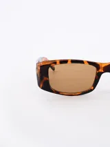 Lentes de sol rectangulares con marco de carey y lentes marrones.