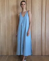 Vestido largo color marrón claro, de corte suelto, con breteles finos y escote en V.