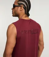 Musculosa deportiva masculina color bordó, con cuello redondo, tecnología Dry y estampa texturizada con la frase "There's No Finish Line".