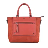 Cartera de cuero en color terracota con diseño elegante, equipada con un compartimento frontal con cierre.