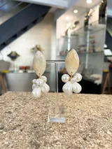 Aros colgantes con piezas de nácar color crema y perlas blancas.