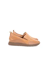 Zapato náutico color caramelo de cuero vacuno con textura delicada y acabado en color nácar. Diseño slip-on sin cordones con inserciones elásticas laterales y suela flexible con tecnología Antistress.