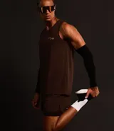 Bermuda deportiva marrón con short de compresión interno, cintura elástica con cordón ajustable y bolsillo interno para celular.