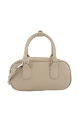 Cartera negra con correa larga regulable y desmontable, doble asa corta, cierre superior y logo de labios plateado. Interior forrado con bolsillos.