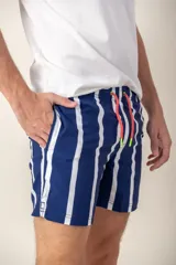 Short de baño azul con estampado de flores blancas, cintura elástica y cordón ajustable.