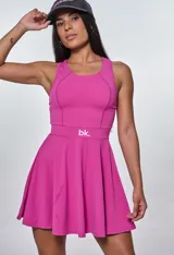 Vestido corto fucsia deportivo con espalda racerback y falda acampanada.