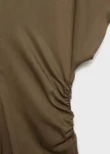 Vestido midi color verde oliva, de manga corta con escote en V y drapeado lateral.