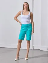 Bermuda de gabardina elastizada color turquesa, marca Zac & Rachel. Tiene pretina ancha elastizada.