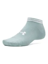 Pack de tres pares de medias Under Armour Essential Low Cut, unisex, de corte bajo. Dos pares son grises con logo blanco y detalles en gris claro, y un par es gris con logo celeste y detalles en celeste.