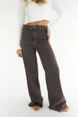 Pantalón de jean color marrón con corte recto y ruedo desflecado.