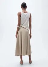 Musculosa blanca de lino con cuello redondo y tirantes anchos.