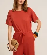 Mono largo color ladrillo, de corte recto, con cuello redondo y mangas cortas. Cuenta con cintura elástica, cordón en la cintura y abertura en forma de V en la espalda.