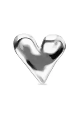 Anillo de aleación de metales con baño de plata, con forma de corazón tridimensional y liso.