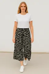 Pantalón capri con estampado abstracto en tonos beige y negro.