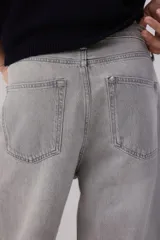 Pantalón de jean gris de corte holgado, con tiro bajo y cinco bolsillos.
