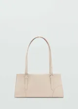 Bolso tipo tote de color crema, con efecto piel, forro interior, asa corta y asa de hombro. Tiene cierre a presión y cierre de cremallera, bolsillo interior y hebillas decorativas.