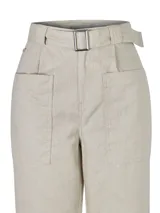 Pantalón de pierna recta y tiro alto color beige, con bolsillos estilo carpintero y cinturón con hebilla metálica.