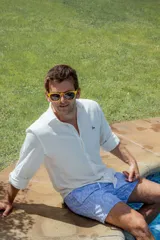 Short de baño celeste con estampado de cachemir en blanco.