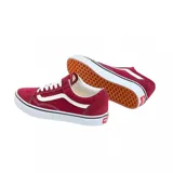 Zapatillas Vans Old Skool de gamuza color bordó con la línea lateral blanca y cordones blancos.