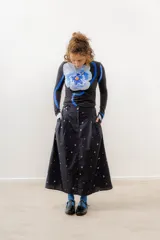 Falda midi negra con estampado de lunares y figuras geométricas de colores.