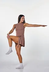 Vestido corto marrón con corte a la cintura y falda cruzada con lazo lateral.