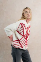 Sweater de mohair color crema con diseño de telaraña bordado a mano en negro.