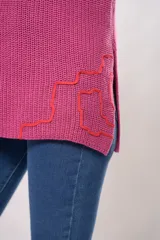 Chaleco de algodón color fucsia con dibujos hechos a mano, diseño de cuello alto y detalles laterales.