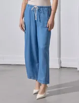 Pantalón celeste de lyocell, corte wide leg, con pretina elástica ajustable con cordón y bolsillos delanteros.