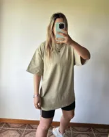 Remerón oversize de algodón color beige claro, con cuello redondo y mangas cortas amplias.