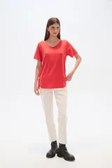 Blusa roja de poliamida, corte ancho y cuello en V.