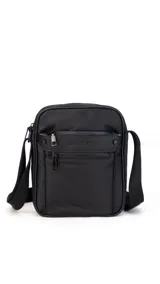 Morral bandolera negro de tela impermeable con dos bolsillos frontales con cierre y dos bolsillos internos.