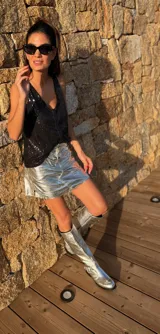Musculosa negra con lentejuelas y tira de cuero central.