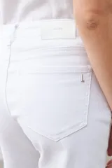 Bermuda de jean color negro, corte a la rodilla, con cinco bolsillos y presillas para cinturón.