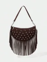 Bolso bandolera marrón de gamuza sintética con flecos largos y apliques metálicos.