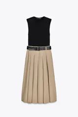 Vestido midi con cuerpo negro sin mangas y falda plisada color beige. Incluye cinturón negro con hebilla rectangular.