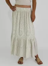 Pollera larga color beige con bordado calado y cintura elastizada.