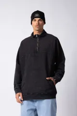 Buzo negro de frisa 100% algodón con medio cierre y bordado al tono. Tiene un lavado snow que le da un look gastado.