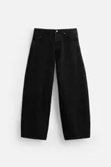 Pantalón de jean negro de corte amplio, estilo balloon fit, con cinco bolsillos, efecto lavado y cierre frontal con botones.