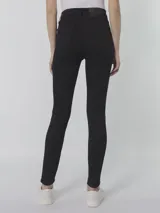 Pantalones de jean negro, tiro alto, corte skinny, confeccionados en denim elástico.