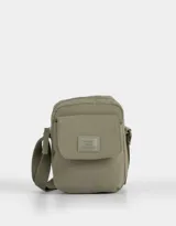 Bandolera verde militar de tela deportiva con bolsillo frontal con solapa, correa regulable, cierre superior y tag frontal con la inscripción "No Bad Vibes Allowed".