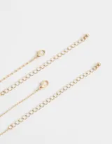 Set de dos collares cortos dorados, uno con cadena de eslabones y colgantes de discos y cuentas de colores, y otro con dije de sol.