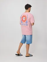 Remera rosa de algodón con estampado frontal y trasero con el texto "Rusty Sun Ocean Tribe".