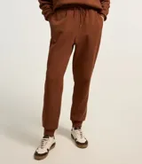 Pantalón jogger color amarillo claro, con cintura elástica y cordón de ajuste. Confeccionado en algodón con forro de polar.