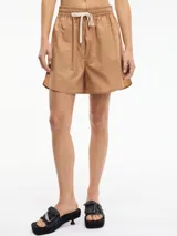 Short color marrón claro, de tiro alto, con pretina elástica y cordón ajustable.