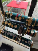 Pulsera con cinta de terciopelo de color y dije circular metálico con la imagen de Santa Ana.