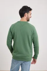 Sweater básico color ladrillo de algodón frizado con cuello redondo y mangas raglán. Puños y ruedo elastizados.